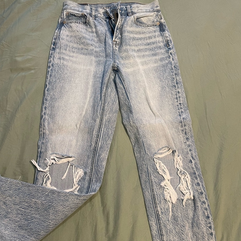 American Eagle High Rise Mom Jeans ✨NWOT✨- 0